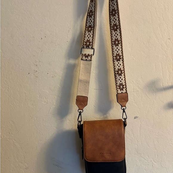 Stylish Tan and Black crossbody purse - Picture 1 of 4